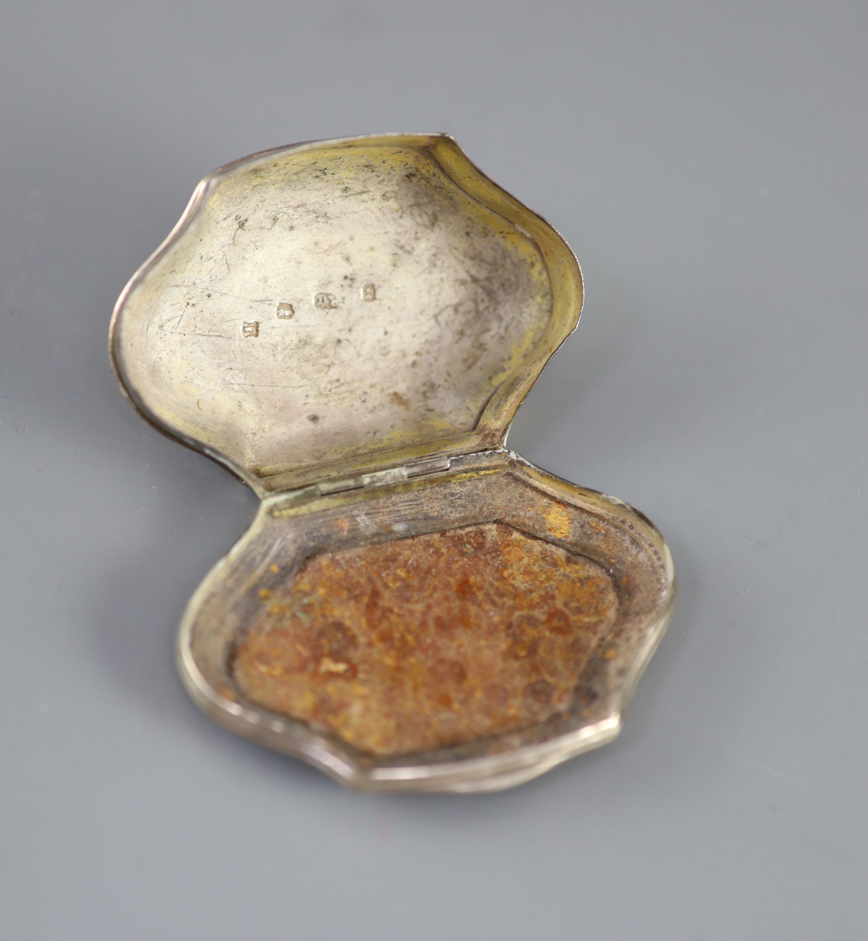 A George III silver snuff box with inset 'fossilised' agate cover